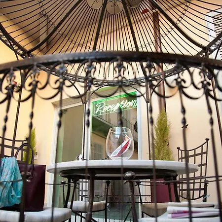 Santa Giulia E アパートホテル